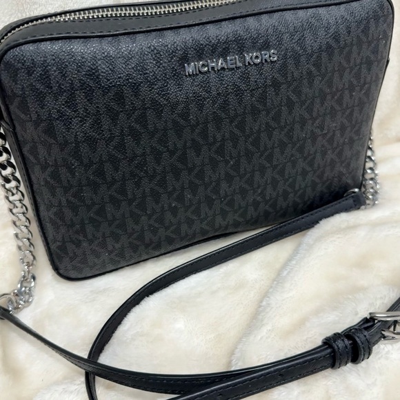 Michael Kors Gray and Black Crossbody Bag with chain strap, like new - Picture 4 of 10